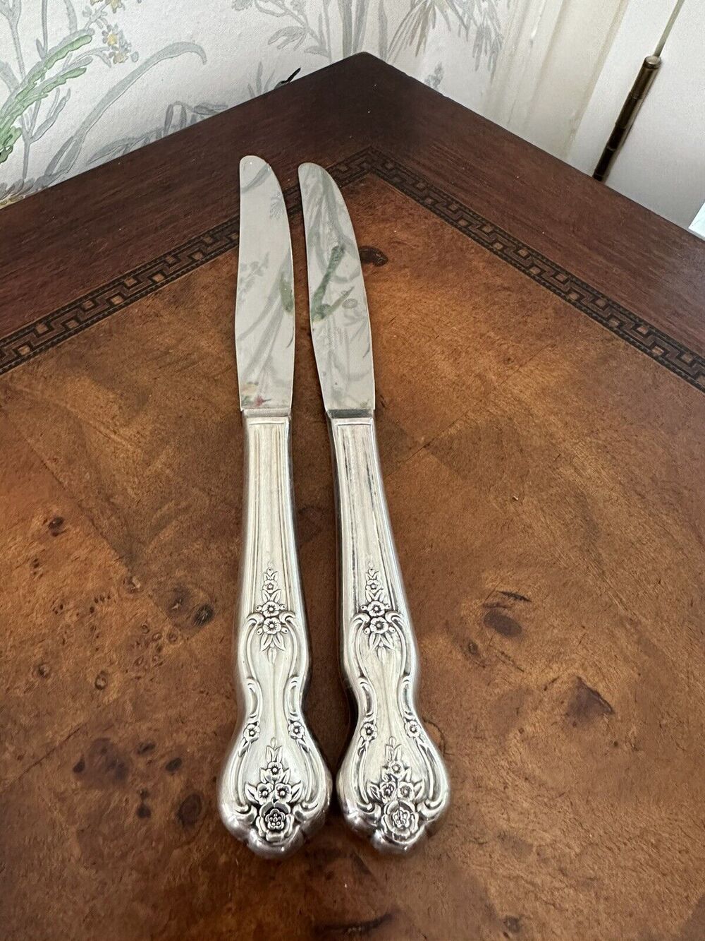 1847 Rogers Bros Inspiration/Magnolia/Queen Rose lot 2 Dinner Knives Silverplate